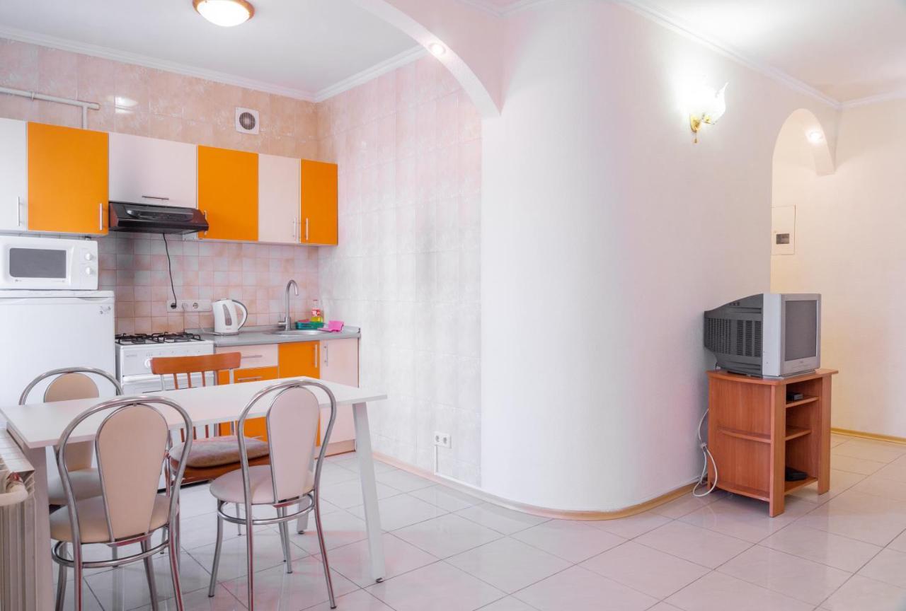 Apartment Triokhsviatytelskaya Street 3 基輔 外观 照片