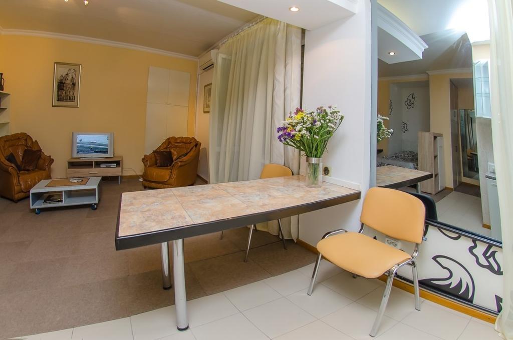 Apartment Triokhsviatytelskaya Street 3 基輔 外观 照片